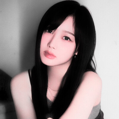 首尔地铁站飘着樱花味的叹息。
