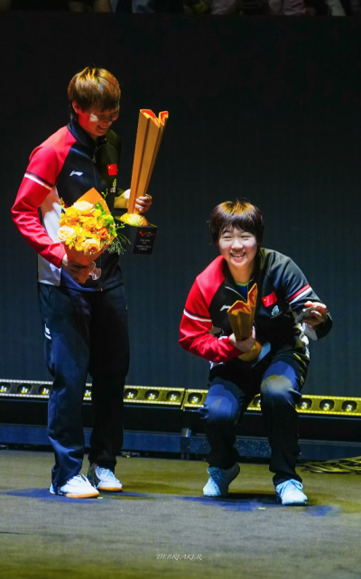 这奖杯可真重呀