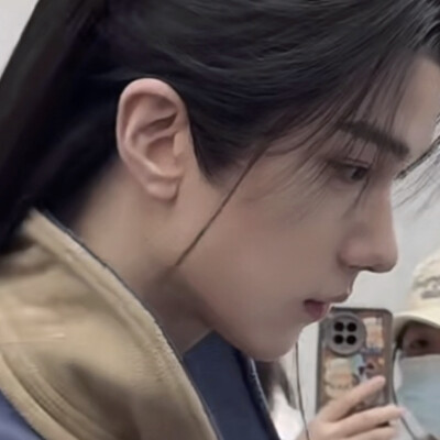恨朗朗拔出了龙泉宝剑