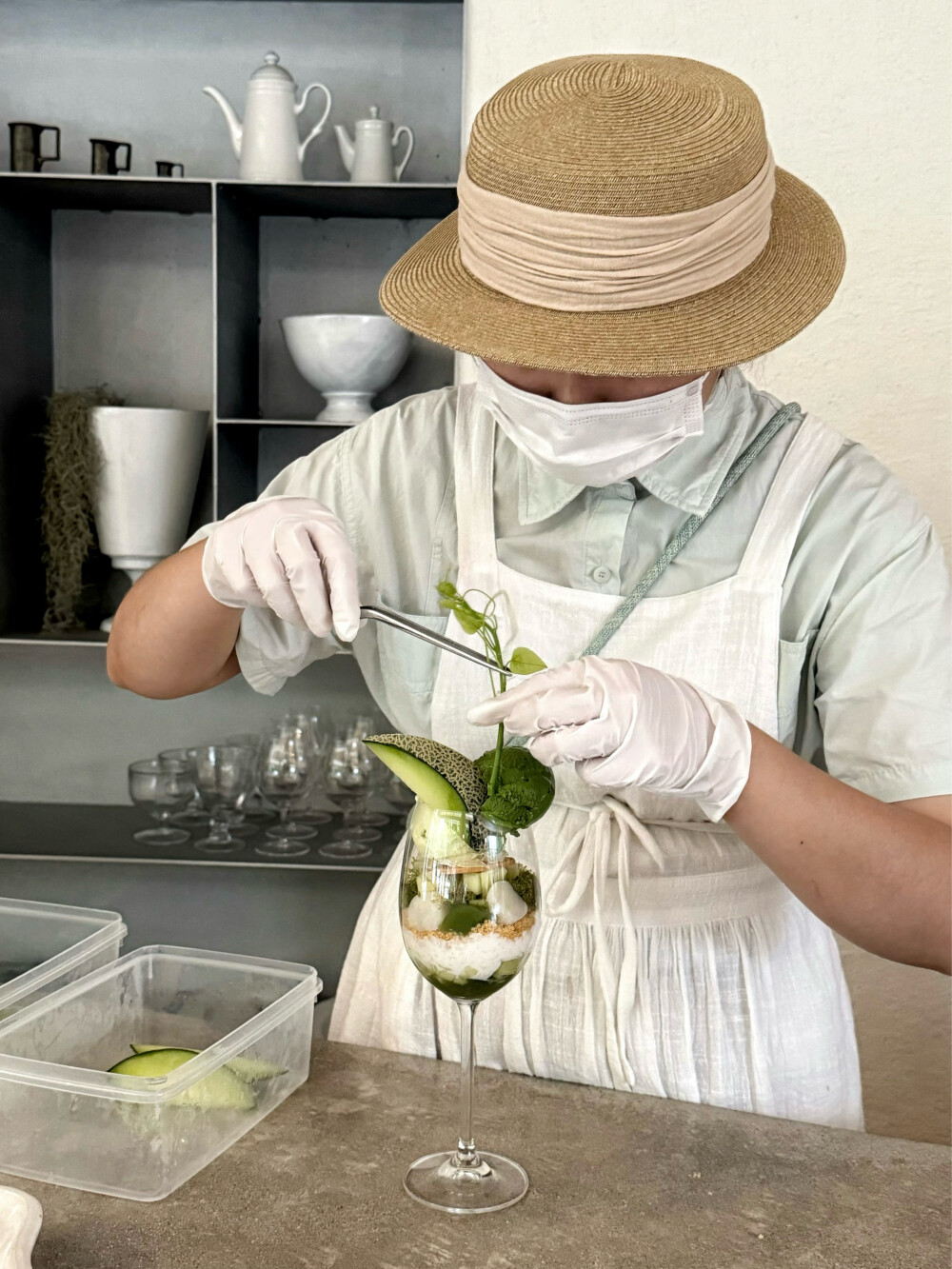 主理人的作品即表达
Ginko家跳出了日式审美做了新法式简约融合巧克力布朗尼有料多多的核桃仁盖住的奶油顺滑轻盈
有在认真做甜品诶 !!