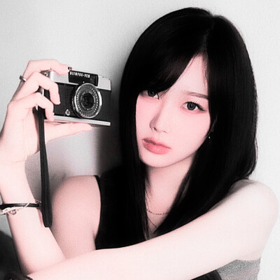 首尔地铁站飘着樱花味的叹息。
