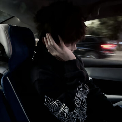 有些话太重了 落在太轻的年纪里就会破坏些什么