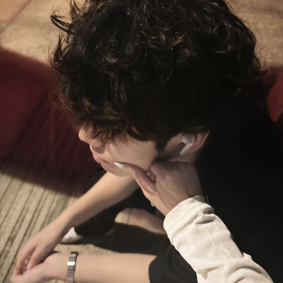 我可以原谅你很多次 但这都将成为 离开你时决断的铺垫