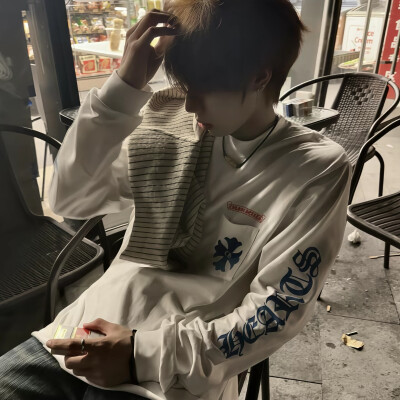 有些话太重了 落在太轻的年纪里就会破坏些什么