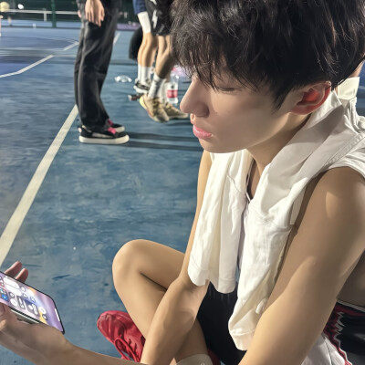 我可以原谅你很多次 但这都将成为 离开你时决断的铺垫