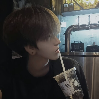 我可以原谅你很多次 但这都将成为 离开你时决断的铺垫