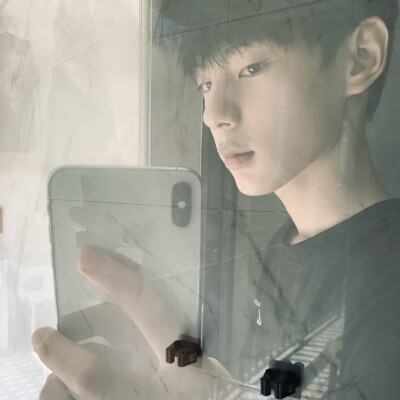 我可以原谅你很多次 但这都将成为 离开你时决断的铺垫