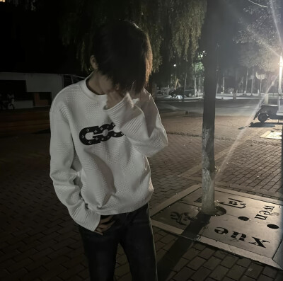 有些话太重了 落在太轻的年纪里就会破坏些什么