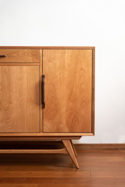 江​全榫卯结构丹麦中古风玄关鞋柜
苏客定樱桃木玄关鞋柜
​尺寸:160×35×H900
​全榫卯结构丹麦中古风，个人钟爱此种风格，经过反复推敲打磨定样，为确保柜体内部空间最大化利用，采用了非木质穿带的新工艺。​全榫…