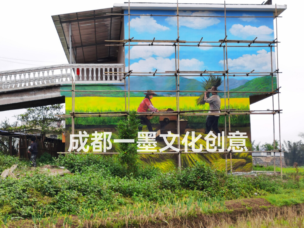 稻穗绘记忆，农业启新程
墙上的木犁还在诉说旧时光——弯腰割稻的身影、谷桶里跳跃的金黄，是刻在骨子里的农耕记忆。
一半是乡愁里的烟火，一半是新农业的锋芒，这面墙，绘着乡村生活最踏实的美好，也绘着振兴路上最昂扬的方向。