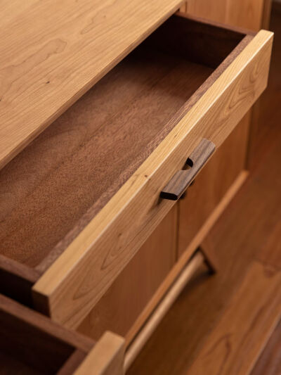 江​全榫卯结构丹麦中古风玄关鞋柜
苏客定樱桃木玄关鞋柜
​尺寸:160×35×H900
​全榫卯结构丹麦中古风，个人钟爱此种风格，经过反复推敲打磨定样，为确保柜体内部空间最大化利用，采用了非木质穿带的新工艺。​全榫…