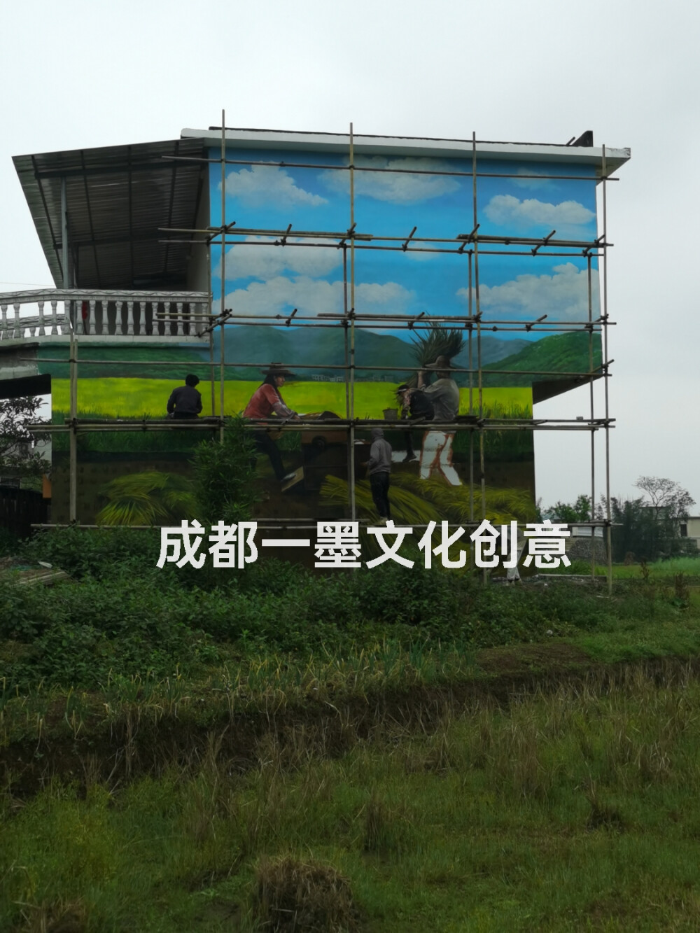 稻穗绘记忆，农业启新程
墙上的木犁还在诉说旧时光——弯腰割稻的身影、谷桶里跳跃的金黄，是刻在骨子里的农耕记忆。
一半是乡愁里的烟火，一半是新农业的锋芒，这面墙，绘着乡村生活最踏实的美好，也绘着振兴路上最昂扬的方向。