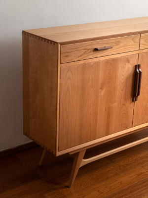 江​全榫卯结构丹麦中古风玄关鞋柜
苏客定樱桃木玄关鞋柜
​尺寸:160×35×H900
​全榫卯结构丹麦中古风，个人钟爱此种风格，经过反复推敲打磨定样，为确保柜体内部空间最大化利用，采用了非木质穿带的新工艺。​全榫卯结构丹麦中古风玄关鞋柜
（来自日出而作工房）