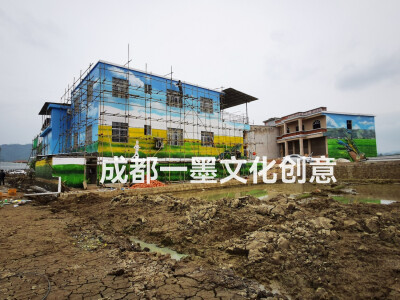 好呀～我帮你写一个既有画面感又能体现“现代新农业”的美丽乡村墙绘文案，你可以直接用作宣传或上墙标语。
 
美丽乡村·绘出振兴新画卷
田野间，稻浪翻涌，不是旧时光的复刻，而是科技与土地的握手。
无人机掠…