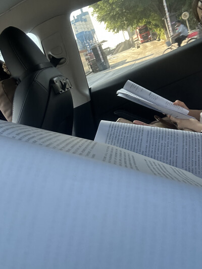 想起飞机上，我掏出一本注安练习册，隔壁大叔掏出一本化工技术练习册，原来人类的悲欢在某一刻是可以相通的。
考试这玩意，就是，考试前不敢崩溃，成绩出之前不敢高兴。
加油加油，快结束了！希望以后不要再考这么…