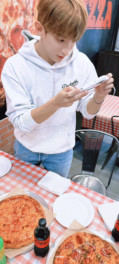 李硕珉秋日晚风壁纸