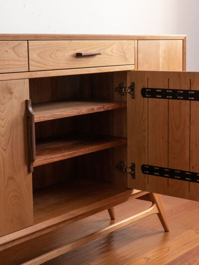 江​全榫卯结构丹麦中古风玄关鞋柜
苏客定樱桃木玄关鞋柜
​尺寸:160×35×H900
​全榫卯结构丹麦中古风，个人钟爱此种风格，经过反复推敲打磨定样，为确保柜体内部空间最大化利用，采用了非木质穿带的新工艺。​全榫…