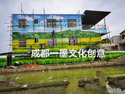 好呀～我帮你写一个既有画面感又能体现“现代新农业”的美丽乡村墙绘文案，你可以直接用作宣传或上墙标语。
 
美丽乡村·绘出振兴新画卷
田野间，稻浪翻涌，不是旧时光的复刻，而是科技与土地的握手。
无人机掠…