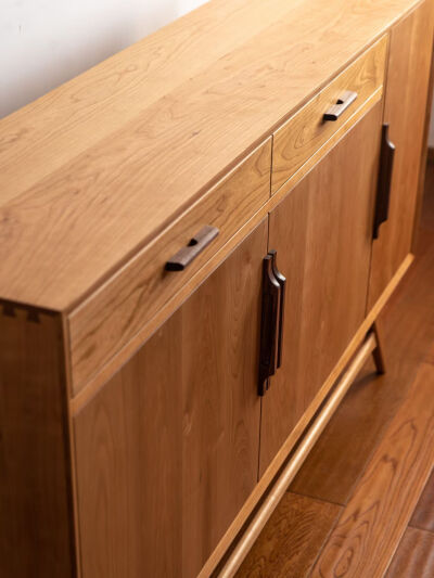 江​全榫卯结构丹麦中古风玄关鞋柜
苏客定樱桃木玄关鞋柜
​尺寸:160×35×H900
​全榫卯结构丹麦中古风，个人钟爱此种风格，经过反复推敲打磨定样，为确保柜体内部空间最大化利用，采用了非木质穿带的新工艺。​全榫…