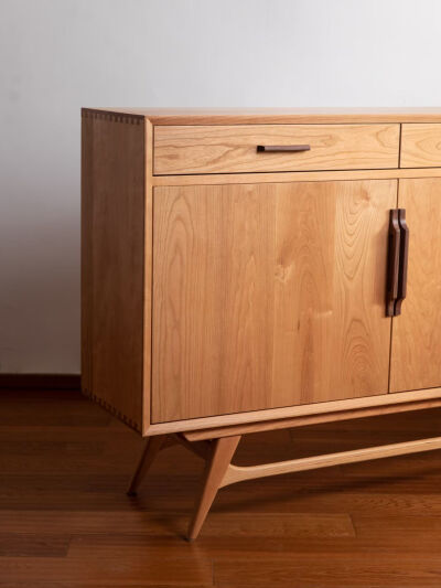 江​全榫卯结构丹麦中古风玄关鞋柜
苏客定樱桃木玄关鞋柜
​尺寸:160×35×H900
​全榫卯结构丹麦中古风，个人钟爱此种风格，经过反复推敲打磨定样，为确保柜体内部空间最大化利用，采用了非木质穿带的新工艺。​全榫…