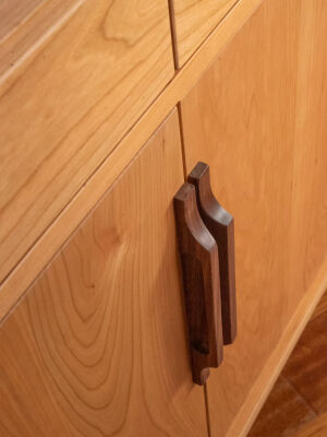 江​全榫卯结构丹麦中古风玄关鞋柜
苏客定樱桃木玄关鞋柜
​尺寸:160×35×H900
​全榫卯结构丹麦中古风，个人钟爱此种风格，经过反复推敲打磨定样，为确保柜体内部空间最大化利用，采用了非木质穿带的新工艺。​全榫卯结构丹麦中古风玄关鞋柜
（来自日出而作工房）