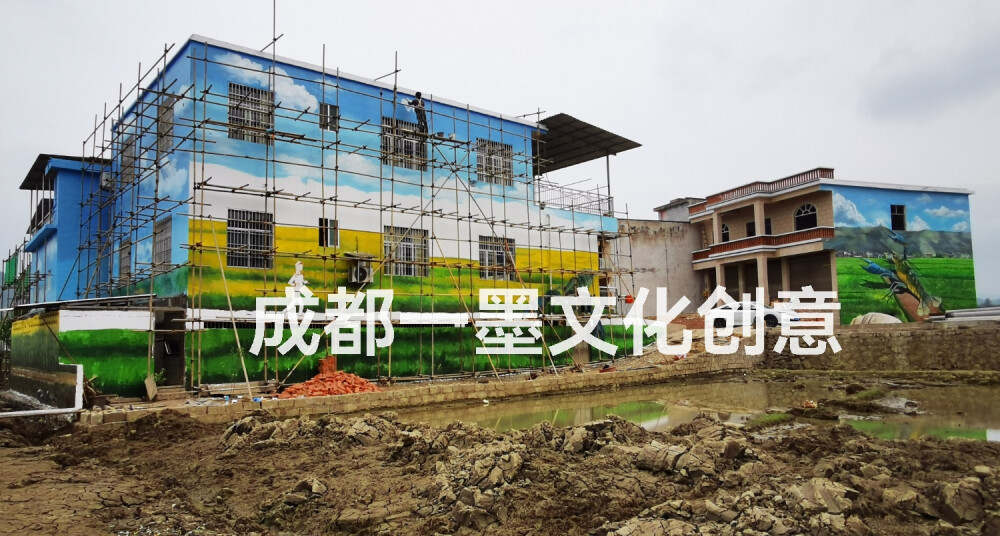 好呀～我帮你写一个既有画面感又能体现“现代新农业”的美丽乡村墙绘文案，你可以直接用作宣传或上墙标语。
 
美丽乡村·绘出振兴新画卷
田野间，稻浪翻涌，不是旧时光的复刻，而是科技与土地的握手。
无人机掠过金色的天际，智能温室孕育四季的生机，
生态循环的清泉，灌溉着希望的田野。
我们用画笔，把现代新农业的脉动，绘进村庄的每一面墙，
让每一道色彩，都是丰收的注脚，
让每一笔线条，都是乡村振兴的方向。
来吧，走进这幅画里，
看见——传统与现代交织，
呼吸——泥土与科技的芬芳。
美丽乡村，从这一面墙开始，向未来生长。