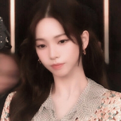 在我还对这个世界陌生的小小少女时代，曾经坚定的和她对视过