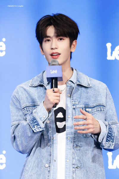cr.FM1230丨张凌赫