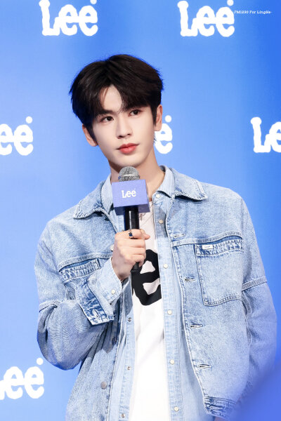 cr.FM1230丨张凌赫