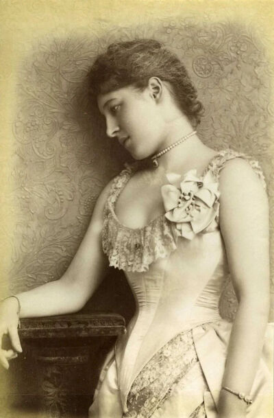 她是英国的女演员兼社交名媛——莉莉·兰特里（Lillie Langtry，1853-1929）。