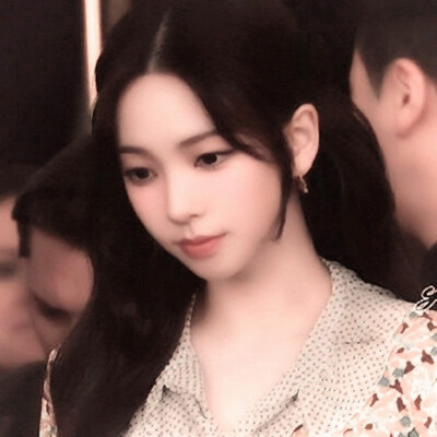 在我还对这个世界陌生的小小少女时代，曾经坚定的和她对视过