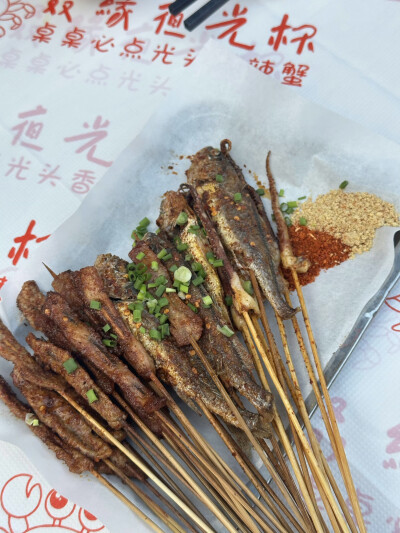 “狗都嫌的瘦排”出乎意料的好吃哪个小修勾会拒绝这么香香的串嘛 !!
热炒和烧烤都没有短板不愧是光头hhhhh ​​​