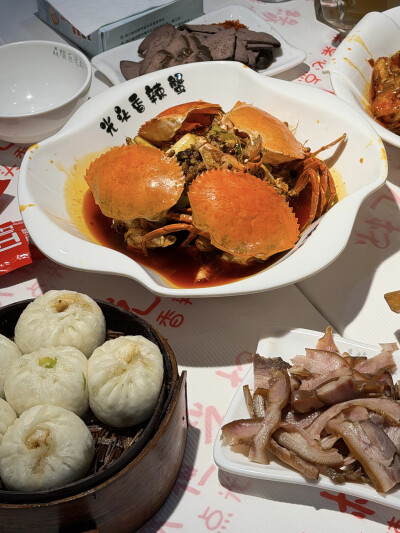 晚餐吃得不满意宵夜必须填补遗憾
在吃方面王狗从来指哪儿打哪儿身随心动带了甜白去找光头hhh
果然每个城市叫光头的做菜都有几把刷子
蟹肉鲜甜红油酱汁的香气辣度点到即止却越嗦越上头猪肝卤得很有水平下酒天菜酱肉包…