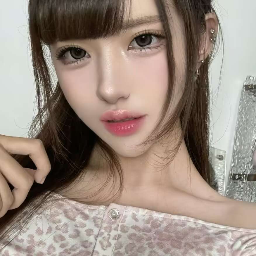 (• Ꙫ •)