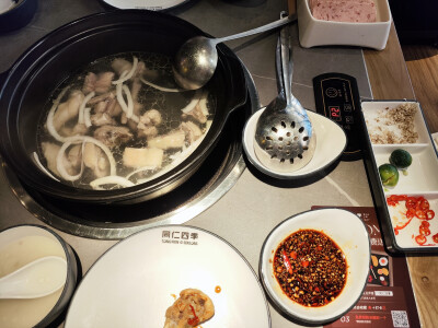 当笨蛋柔提出吃这个时我内心原本是拒绝的，此鸡虽然其貌不扬，看着也令人无甚食欲，但是可口非常！令小生对椰子鸡有所改观
8.9