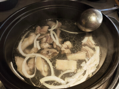 当笨蛋柔提出吃这个时我内心原本是拒绝的，此鸡虽然其貌不扬，看着也令人无甚食欲，但是可口非常！令小生对椰子鸡有所改观
8.9