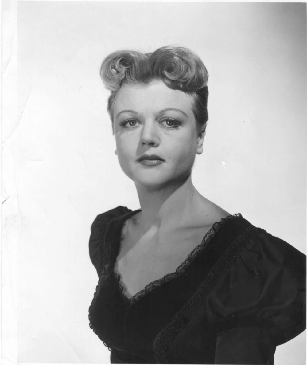 印象中黄金年代没有像安吉拉·兰斯伯里这样出身英国著名政治家族的演员,在脑海记忆中搜索了好一阵,她应该是唯一一个出身如此显赫的黄金年代英国女演员了:她的祖父乔治·兰斯伯里(George Lansbury)是资深政治活动家,后来于1932-1935年间担任英国工党党魁、议会下院反对党领袖