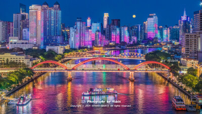 华灯初上，不夜开篇，镜头追逐的是灯火流淌的浪漫
by.@HobinMK813