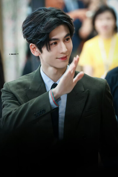 cr.MAMORU·张凌赫
