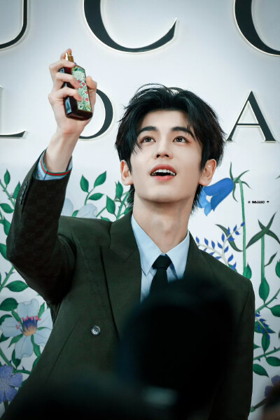 cr.MAMORU·张凌赫