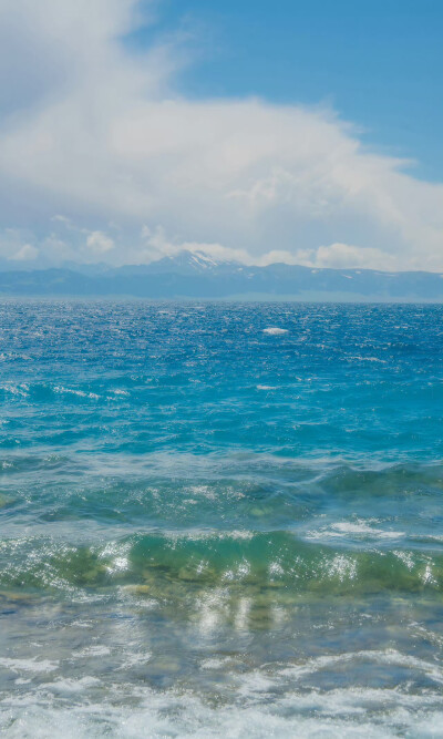像鸟飞越你的山，
羽翼划开寂静，蔚蓝的天空。
拍摄于新疆 伊犁草原 赛里木湖 ​​​
by.@overwater