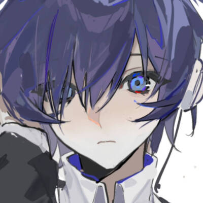 一个蓝头发的男孩戴着耳机露出娇羞神情