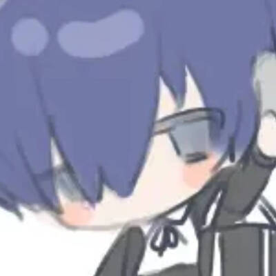 一个蓝头发的男孩戴着耳机露出娇羞神情