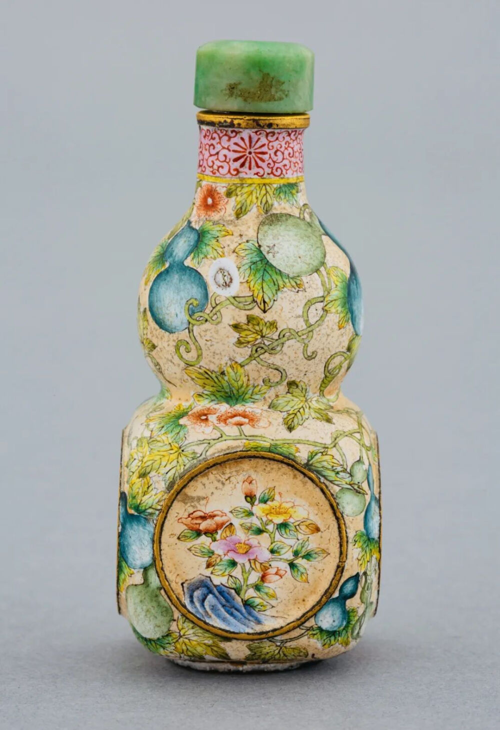 清代 翡翠钮铜胎画珐琅四季花卉福禄万代葫芦形鼻烟壶
观复博物馆藏
