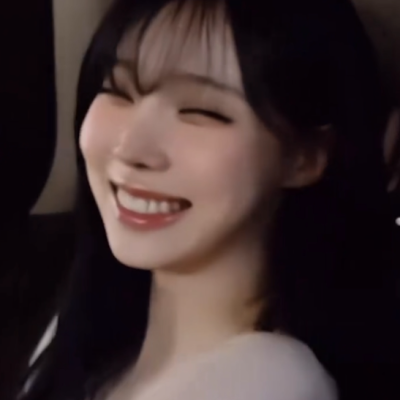 笑起来眼睛像小月牙