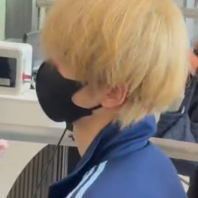 依旧金发男