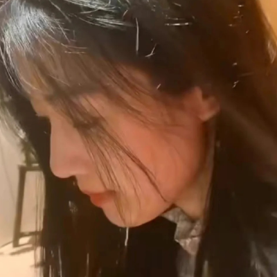 她的睫毛，弯的嘴角