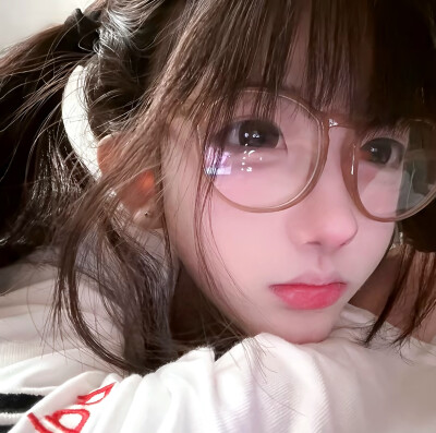 我天天愧疚这个愧疚那个 谁对我愧疚了 我天天考虑这个考虑那个 谁考虑我了 我天天心疼这个心疼那个 谁心疼我了