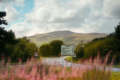 “神打下一束光，山风掠过耳际，荒原上只剩我和天地。”
by.@布魯斯小島