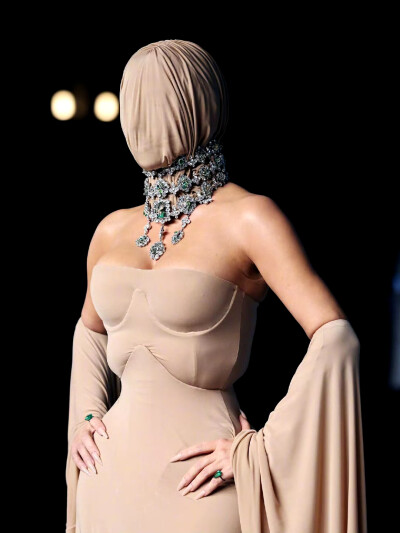 Kim Kardashian “金姐” 2025美国电影学院博物馆庆典，穿着Maison Margiela 25秋冬高定登场
